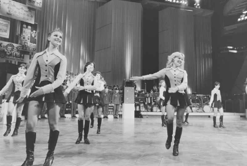 Members of a dance group on the occasion of the Dresden Cultural Days on the stage of the 'Great Hall' in the Palace of the Republic in the Mitte district of Berlin, East Berlin in the area of the former GDR, German Democratic Republic