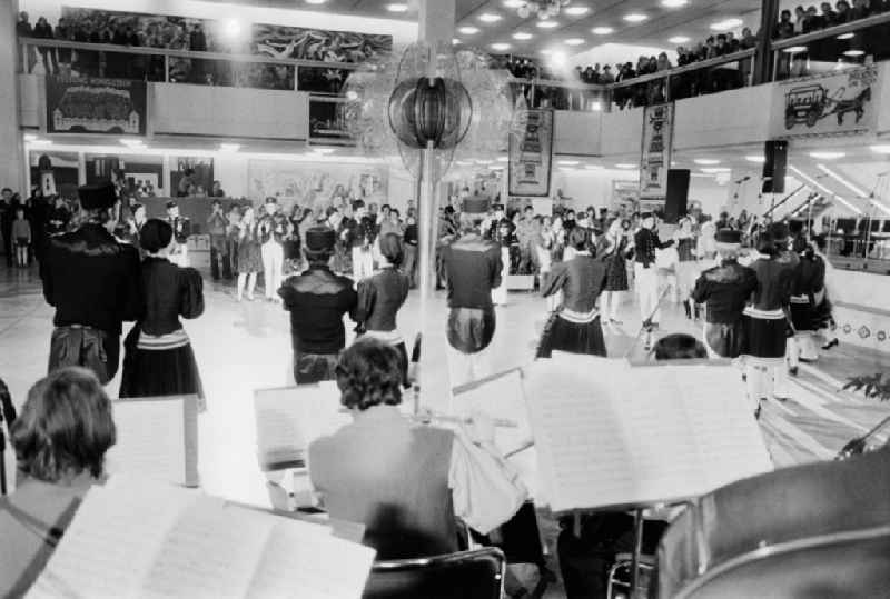 Members of a dance group on the occasion of the Dresden Cultural Days in the foyer of the Palace of the Republic in the Mitte district of East Berlin in the territory of the former GDR, German Democratic Republic