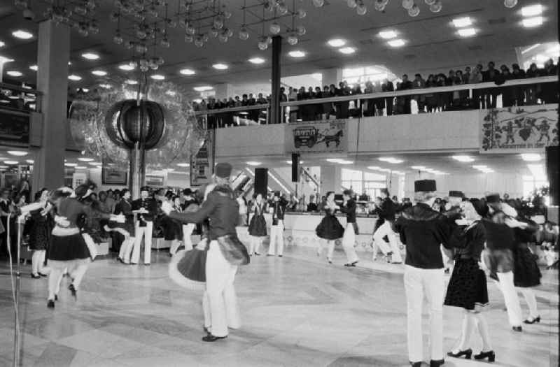 Members of a dance group on the occasion of the Dresden Cultural Days in the foyer of the Palace of the Republic in the Mitte district of East Berlin in the territory of the former GDR, German Democratic Republic