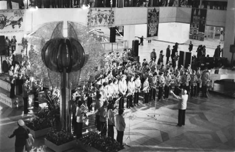 Members of a dance group on the occasion of the Dresden Cultural Days in the foyer of the Palace of the Republic in the Mitte district of East Berlin in the territory of the former GDR, German Democratic Republic