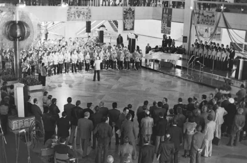 Members of a dance group on the occasion of the Dresden Cultural Days in the foyer of the Palace of the Republic in the Mitte district of East Berlin in the territory of the former GDR, German Democratic Republic