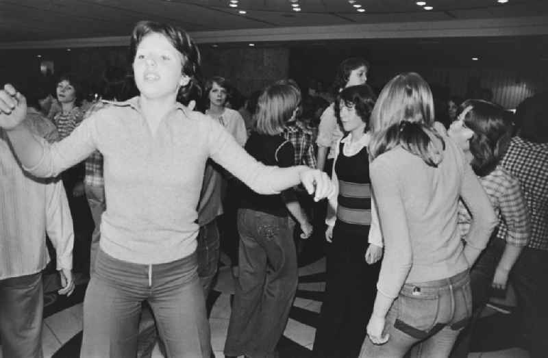 Disco in the dance hall of the restaurant in the youth club in the Palace of the Republic in Berlin East Berlin on the territory of the former GDR, German Democratic Republic