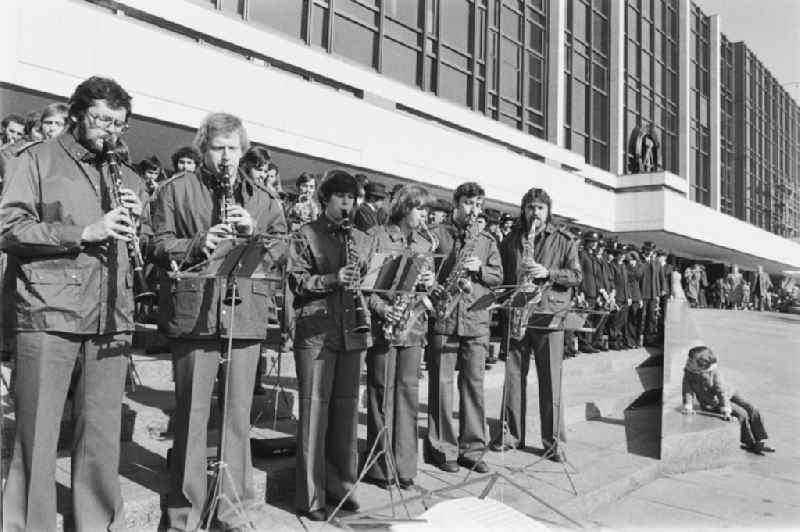 Members of fanfare bands and music choir on the outside steps in front of the outer facade of the Palace of the Republic, on the occasion of the Dresden Cultural Days in the Mitte district of Berlin, East Berlin in the territory of the former GDR, German Democratic Republic