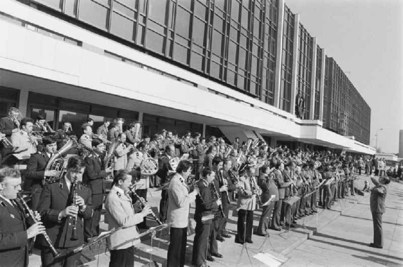 Members of fanfare bands and music choir on the outside steps in front of the outer facade of the Palace of the Republic, on the occasion of the Dresden Cultural Days in the Mitte district of Berlin, East Berlin in the territory of the former GDR, German Democratic Republic