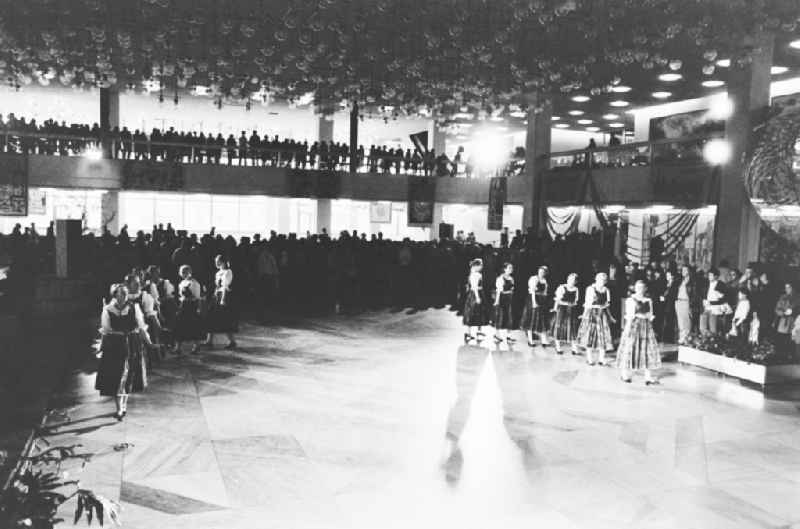 Members of a dance group on the occasion of the Dresden Cultural Days in the foyer of the Palace of the Republic in the Mitte district of East Berlin in the territory of the former GDR, German Democratic Republic