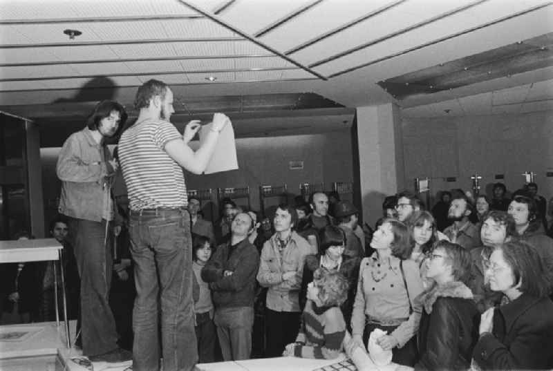 Solidarity bazaar (also colloquially called Solibasar) on the occasion of the Dresden Cultural Days on the stage in the foyer of the 'Palast der Republik' in the Mitte district of Berlin, East Berlin on the territory of the former GDR, German Democratic Republic