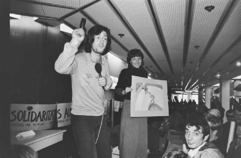 Solidarity bazaar (also colloquially called Solibasar) on the occasion of the Dresden Cultural Days on the stage in the foyer of the 'Palast der Republik' in the Mitte district of Berlin, East Berlin on the territory of the former GDR, German Democratic Republic