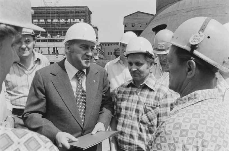 Konrad (Konni) Naumann, 1st Secretary of the SED District Leadership and member of the Politburo, in conversation with construction workers on the construction site of the Klingenberg heating plant on Koepenicker Chaussee (formerly Rummelsburger Landstrasse) in the district Rummelsburg in Berlin, East Berlin in the territory of the former GDR, German Democratic Republic