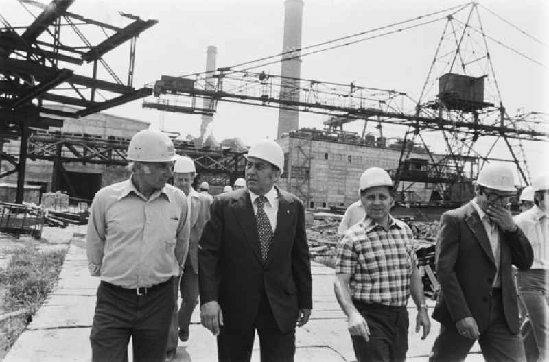 Konrad (Konni) Naumann, 1st Secretary of the SED District Leadership and member of the Politburo, in conversation with construction workers on the construction site of the Klingenberg heating plant on Koepenicker Chaussee (formerly Rummelsburger Landstrasse) in the district Rummelsburg in Berlin, East Berlin in the territory of the former GDR, German Democratic Republic