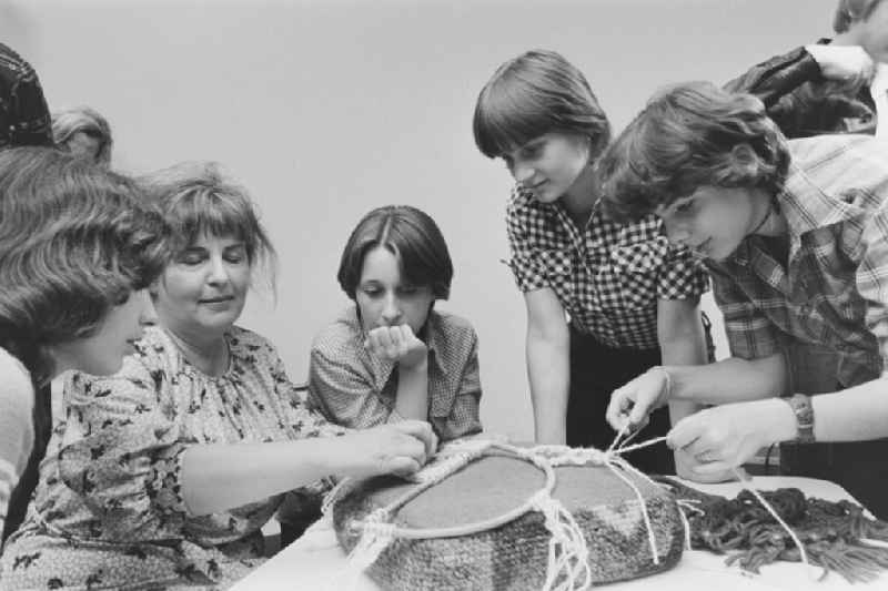 Introduction of macrame to young visitors of a dance discotheque in the youth club of the 'Palast der Republik' on the Schlossplatz (Marx-Engels-Platz) in Berlin East Berlin in the area of the former GDR, German Democratic Republic
