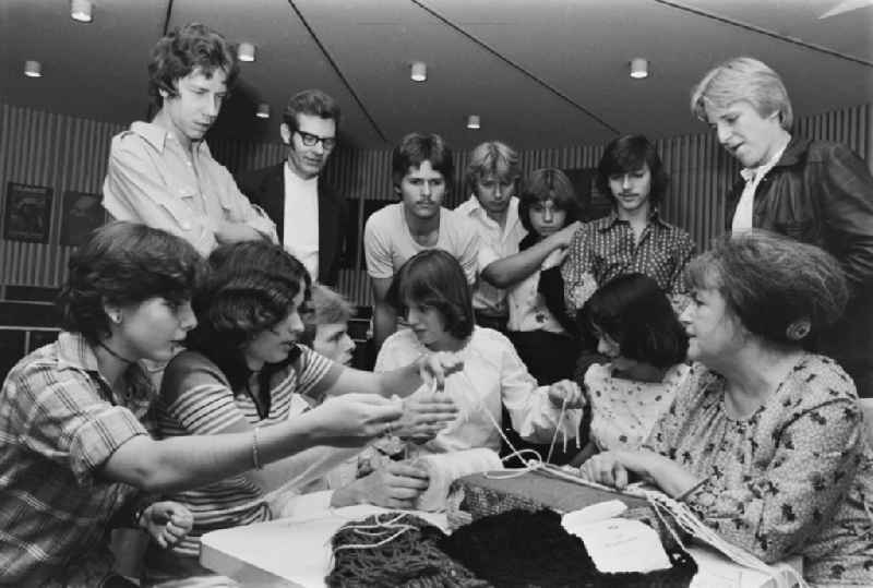 Introduction of macrame to young visitors of a dance discotheque in the youth club of the 'Palast der Republik' on the Schlossplatz (Marx-Engels-Platz) in Berlin East Berlin in the area of the former GDR, German Democratic Republic