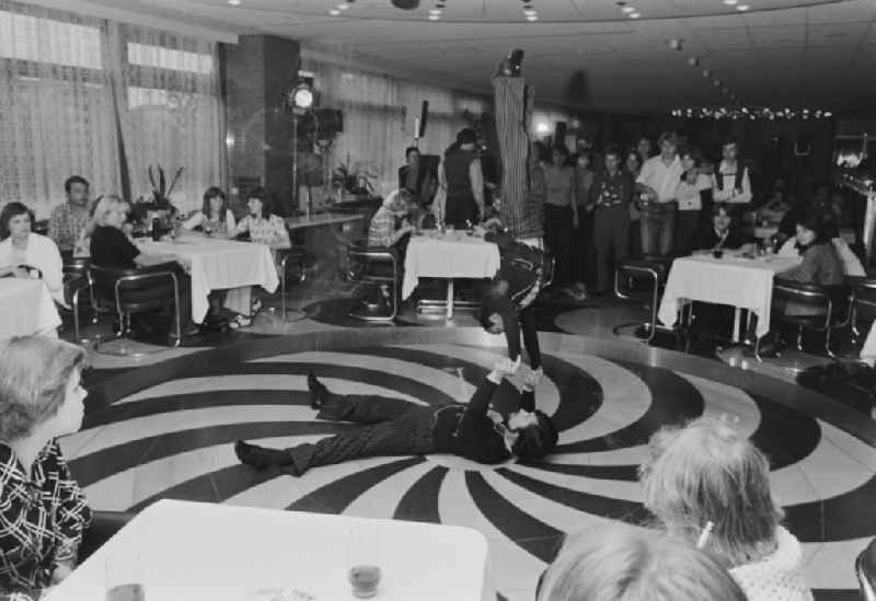 Acrobatic performance during a disco in the dance club of the restaurant in the youth club in the Palace of the Republic in Berlin, East Berlin in the territory of the former GDR, German Democratic Republic