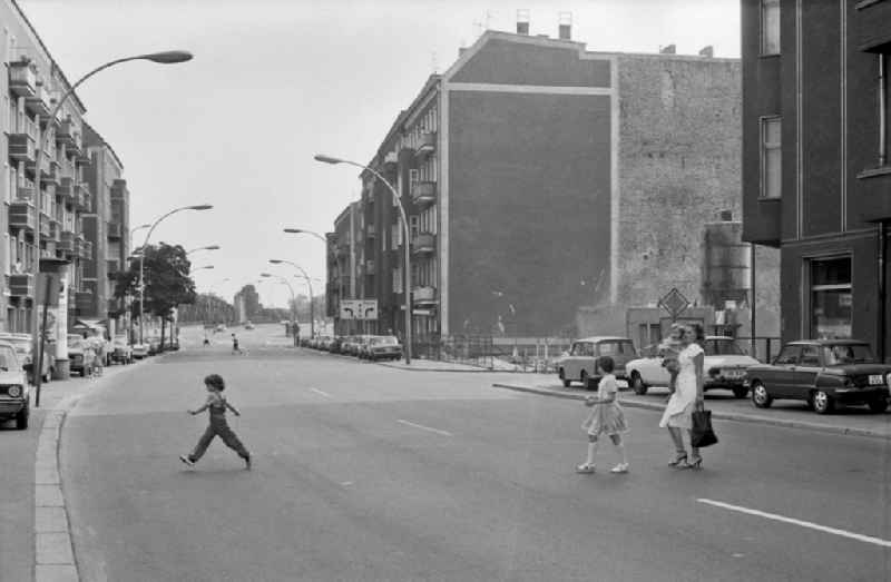 Pedestrians and passers-by in traffic on street Markgrafendamm in the district Friedrichshain in Berlin Eastberlin on the territory of the former GDR, German Democratic Republic