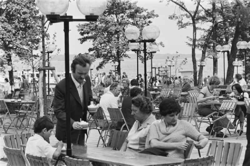 Visitors and guests at the tables of the open-air restaurant 'Ruebezahl' on Mueggelheimer Damm in the Koepenick district of Berlin, East Berlin in the territory of the former GDR, German Democratic Republic