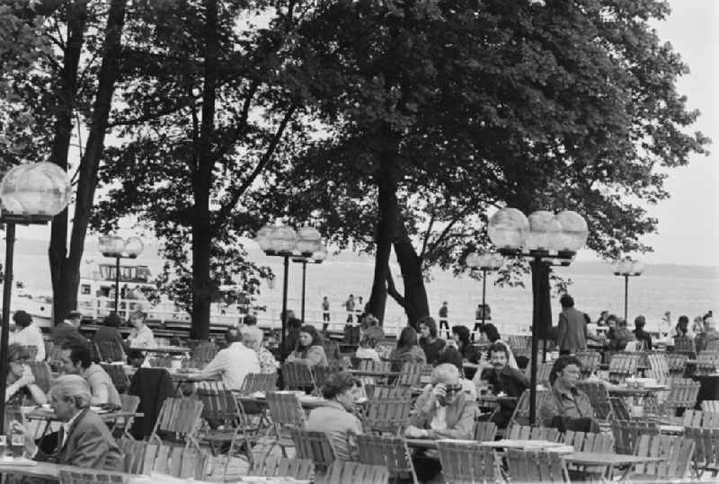 Visitors and guests at the tables of the open-air restaurant 'Ruebezahl' on Mueggelheimer Damm in the Koepenick district of Berlin, East Berlin in the territory of the former GDR, German Democratic Republic