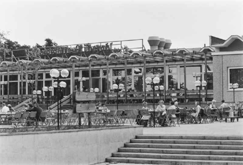 Visitors and guests at the tables of the open-air restaurant 'Ruebezahl' on Mueggelheimer Damm in the Koepenick district of Berlin, East Berlin in the territory of the former GDR, German Democratic Republic