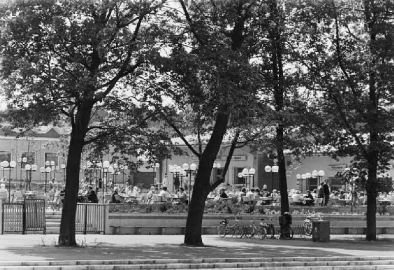 Visitors and guests at the tables of the open-air restaurant 'Ruebezahl' on Mueggelheimer Damm in the Koepenick district of Berlin, East Berlin in the territory of the former GDR, German Democratic Republic