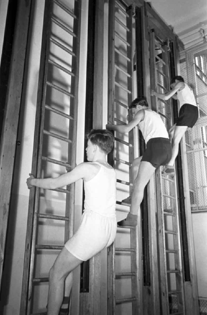 Students during gymnastics lessons in Berlin East Berlin in the area of the former GDR, German Democratic Republic