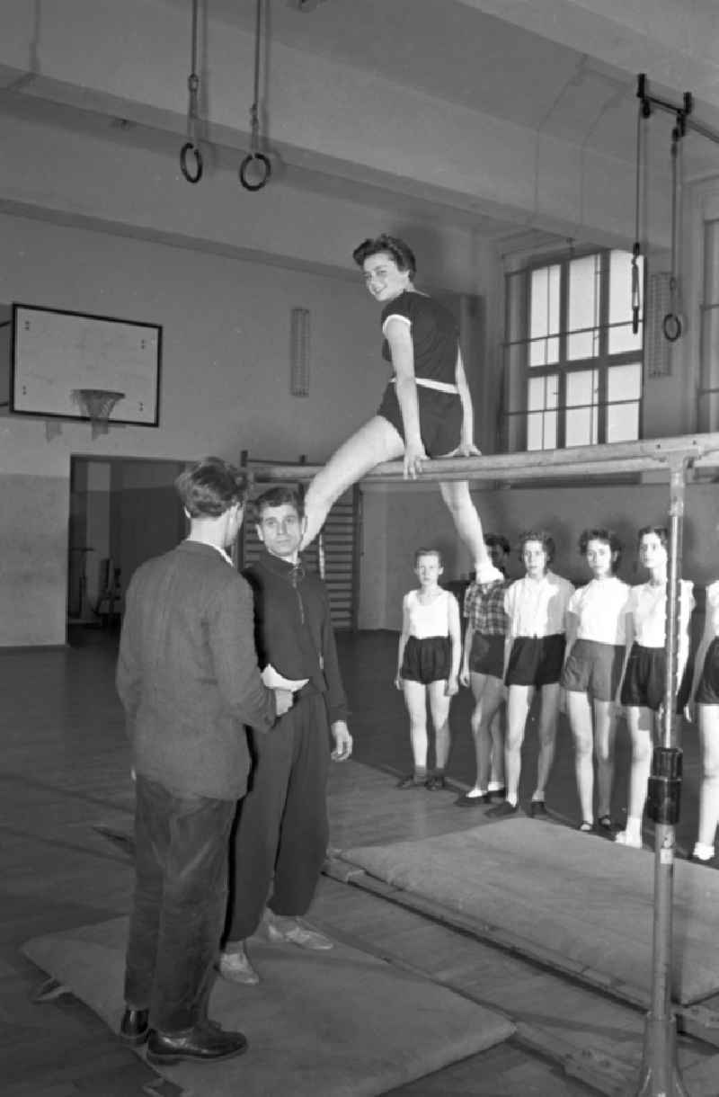 Students during gymnastics lessons in Berlin East Berlin in the area of the former GDR, German Democratic Republic