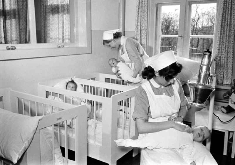Care of infants in the children's home of the VEB Kabelwerk Oberspree (KWO) An der Wuhlheide in the district of Oberschoeneweide in Berlin East Berlin in the area of the former GDR, German Democratic Republic