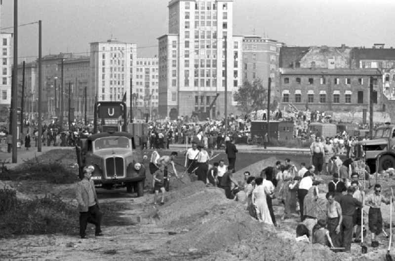 Reconstruction Sunday of the FDJ on Stalinallee (today Karl-Marx-Allee) at Strausberger Platz in Berlin East Berlin in the area of the former GDR, German Democratic Republic