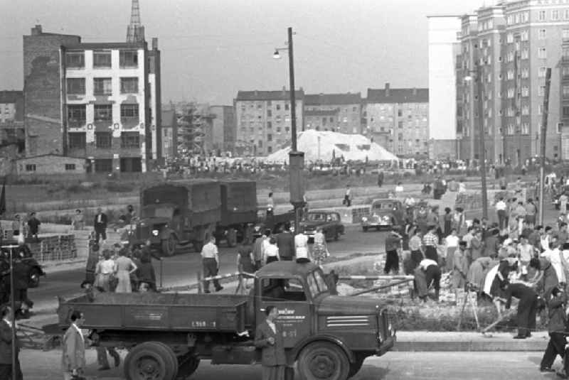 Reconstruction Sunday of the FDJ on Stalinallee (today Karl-Marx-Allee) at Strausberger Platz in Berlin East Berlin in the area of the former GDR, German Democratic Republic