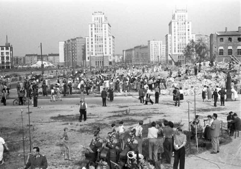 Reconstruction Sunday of the FDJ on Stalinallee (today Karl-Marx-Allee) at Strausberger Platz in Berlin East Berlin in the area of the former GDR, German Democratic Republic