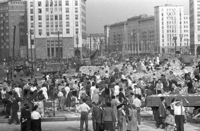 Reconstruction Sunday of the FDJ on Stalinallee (today Karl-Marx-Allee) at Strausberger Platz in Berlin East Berlin in the area of the former GDR, German Democratic Republic