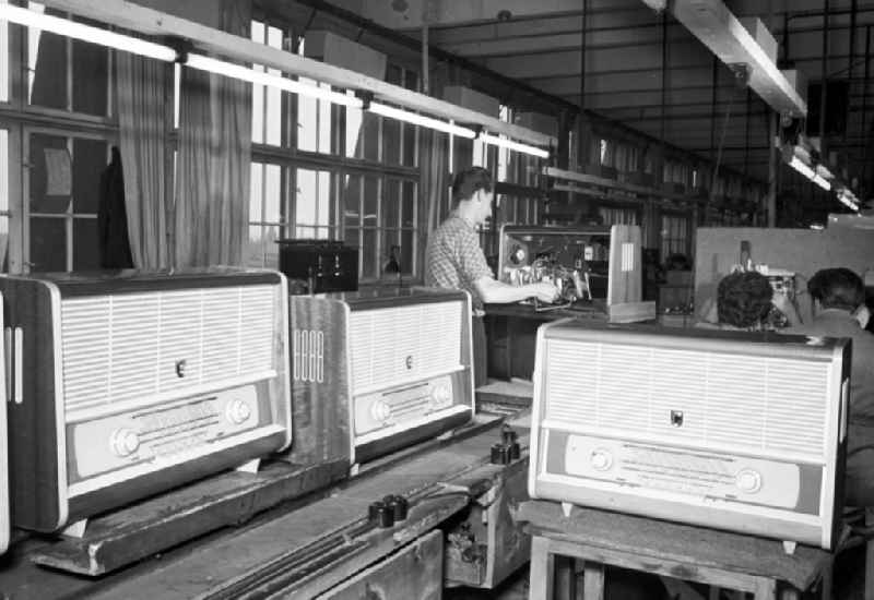 Production of radio sets of the type 'Undine II' in the 'VEB Elektro-Apparate-Werke JW Stalin' on Martin-Hoffmann-Strasse in the Treptow district of Berlin East Berlin in the territory of the former GDR, German Democratic Republic