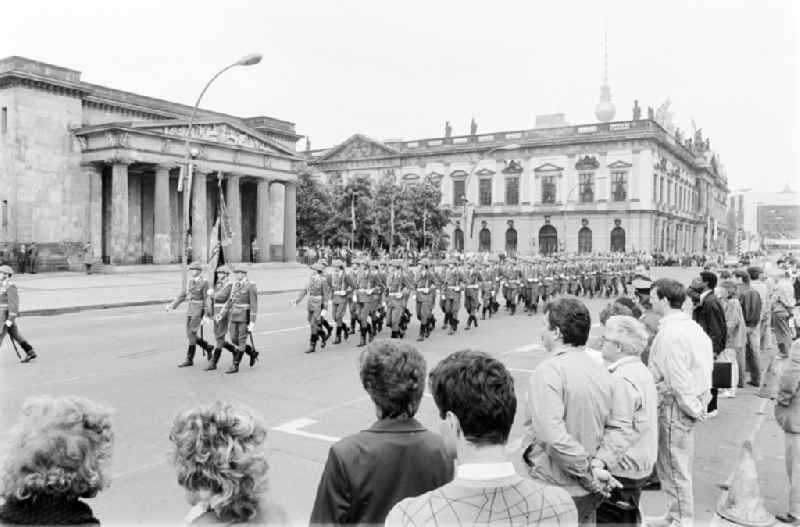 Parade formation and march of soldiers and officers des WR-1 Wachregiment „Friedrich Engels“, on street Unter den Linden in the district Mitte in Berlin Eastberlin on the territory of the former GDR, German Democratic Republic