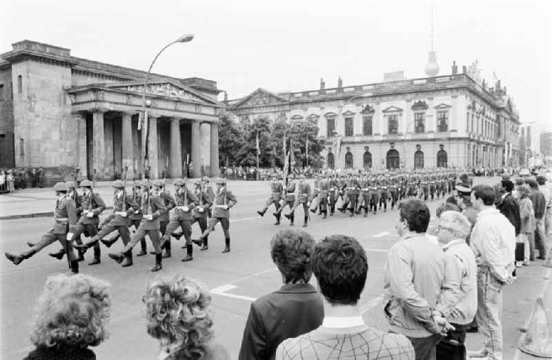 Parade formation and march of soldiers and officers des WR-1 Wachregiment „Friedrich Engels“, on street Unter den Linden in the district Mitte in Berlin Eastberlin on the territory of the former GDR, German Democratic Republic