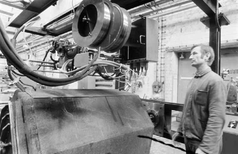 Spot welding machine as a workplace in the research facility 'Institute for Rail Vehicles' on Adlergestell Street in the Bohnsdorf district of East Berlin in the territory of the former GDR, German Democratic Republic