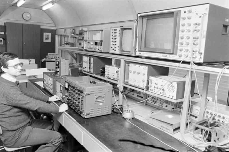 Sensors and measuring instrument table in a wagon as a workplace in the research facility 'Institute for Rail Vehicles' on Adlergestell street in the Bohnsdorf district of East Berlin in the territory of the former GDR, German Democratic Republic