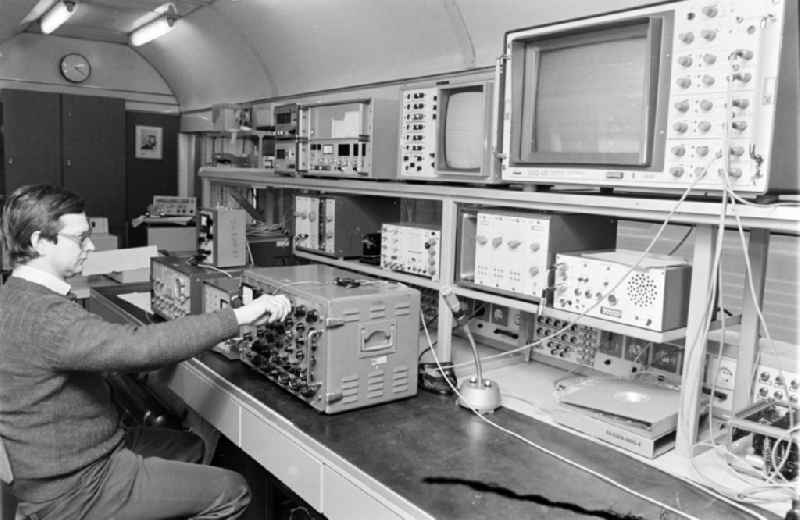 Sensors and measuring instrument table in a wagon as a workplace in the research facility 'Institute for Rail Vehicles' on Adlergestell street in the Bohnsdorf district of East Berlin in the territory of the former GDR, German Democratic Republic