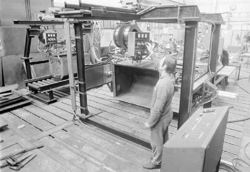 Spot welding machine as a workplace in the research facility 'Institute for Rail Vehicles' on Adlergestell Street in the Bohnsdorf district of East Berlin in the territory of the former GDR, German Democratic Republic