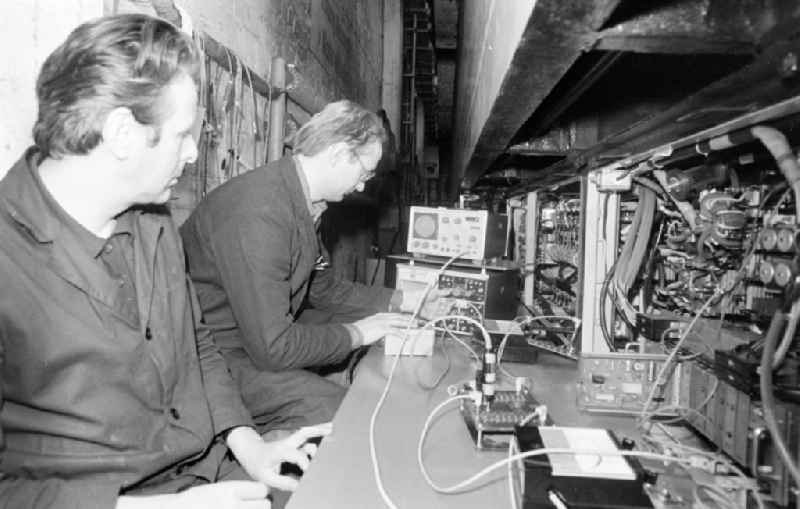 Chassis - test bench for rail vehicles as a workplace in the research facility 'Institute for Rail Vehicles' on Adlergestell Street in the Bohnsdorf district of East Berlin in the territory of the former GDR, German Democratic Republic