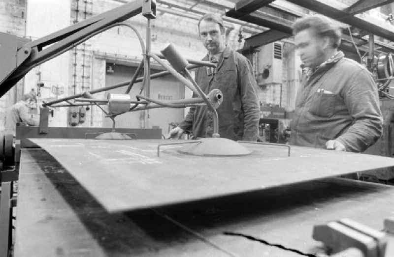 Vacuum, suction and lifting device for steel plates as a workplace in the research facility 'Institute for Rail Vehicles' on Adlergestell Street in the Bohnsdorf district of East Berlin in the territory of the former GDR, German Democratic Republic