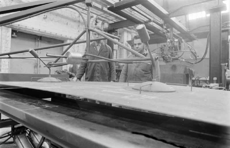 Vacuum, suction and lifting device for steel plates as a workplace in the research facility 'Institute for Rail Vehicles' on Adlergestell Street in the Bohnsdorf district of East Berlin in the territory of the former GDR, German Democratic Republic