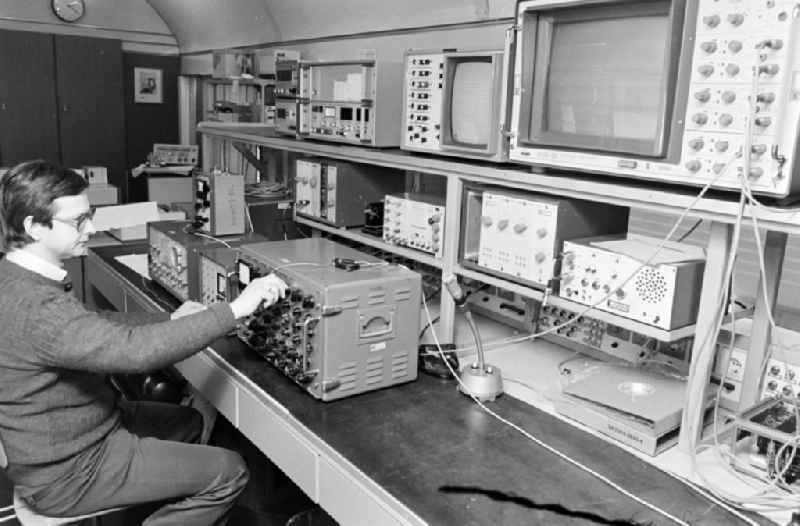 Sensors and measuring instrument table in a wagon as a workplace in the research facility 'Institute for Rail Vehicles' on Adlergestell street in the Bohnsdorf district of East Berlin in the territory of the former GDR, German Democratic Republic