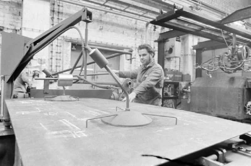 Vacuum, suction and lifting device for steel plates as a workplace in the research facility 'Institute for Rail Vehicles' on Adlergestell Street in the Bohnsdorf district of East Berlin in the territory of the former GDR, German Democratic Republic