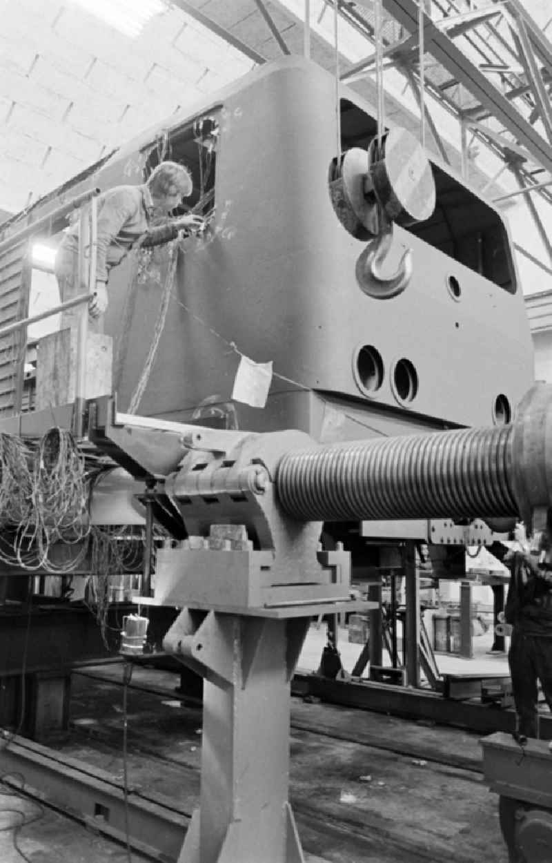 Chassis - test bench for an electric locomotive of the DR series 243 as a workplace in the research facility 'Institute for Rail Vehicles' on Adlergestell Street in the Bohnsdorf district of Berlin East Berlin in the territory of the former GDR, German Democratic Republic