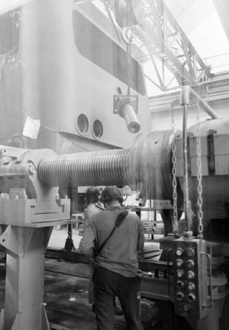 Chassis - test bench for an electric locomotive of the DR series 243 as a workplace in the research facility 'Institute for Rail Vehicles' on Adlergestell Street in the Bohnsdorf district of Berlin East Berlin in the territory of the former GDR, German Democratic Republic