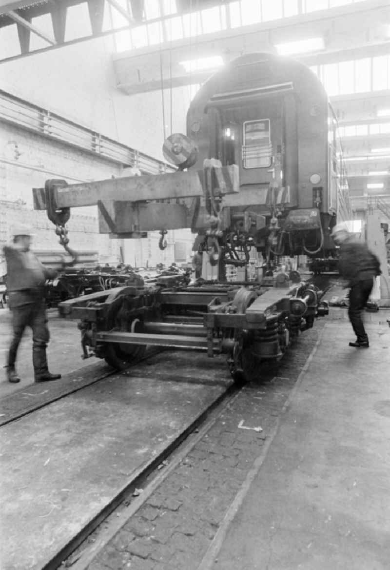 Workplace in the research facility ' Institut fuer Schienenfahrzeuge ' on street Adlergestell in the district Bohnsdorf in Berlin Eastberlin on the territory of the former GDR, German Democratic Republic