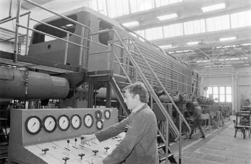 Chassis - test bench for an electric locomotive of the DR series 243 as a workplace in the research facility 'Institute for Rail Vehicles' on Adlergestell Street in the Bohnsdorf district of Berlin East Berlin in the territory of the former GDR, German Democratic Republic