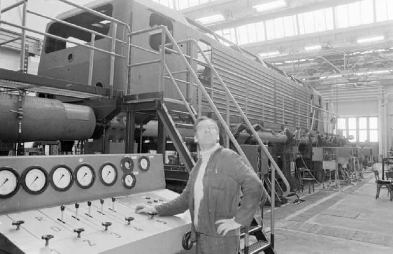 Chassis - test bench for an electric locomotive of the DR series 243 as a workplace in the research facility 'Institute for Rail Vehicles' on Adlergestell Street in the Bohnsdorf district of Berlin East Berlin in the territory of the former GDR, German Democratic Republic