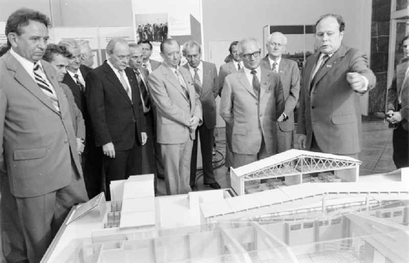 Members of the party and state leadership with the SED General Secretary Erich Honecker and Guenther Mittag as visitors at the exhibition '7th Building Conference' in the Mitte district of East Berlin in the area of the former GDR, German Democratic Republic