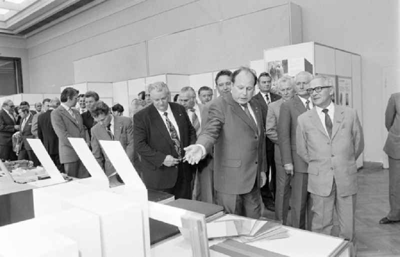 Members of the party and state leadership with the SED General Secretary Erich Honecker and Guenther Mittag as visitors at the exhibition '7th Building Conference' in the Mitte district of East Berlin in the area of the former GDR, German Democratic Republic