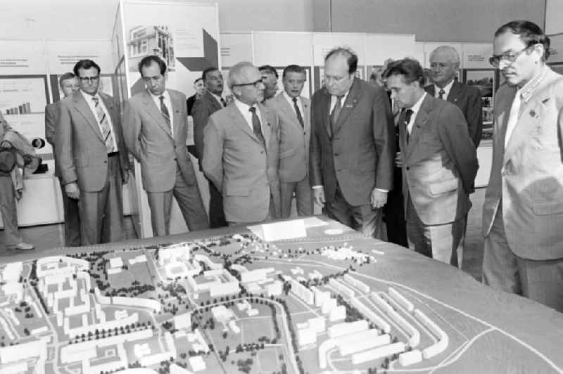 Members of the party and state leadership with the SED General Secretary Erich Honecker and Guenther Mittag as visitors at the exhibition '7th Building Conference' in the Mitte district of East Berlin in the area of the former GDR, German Democratic Republic