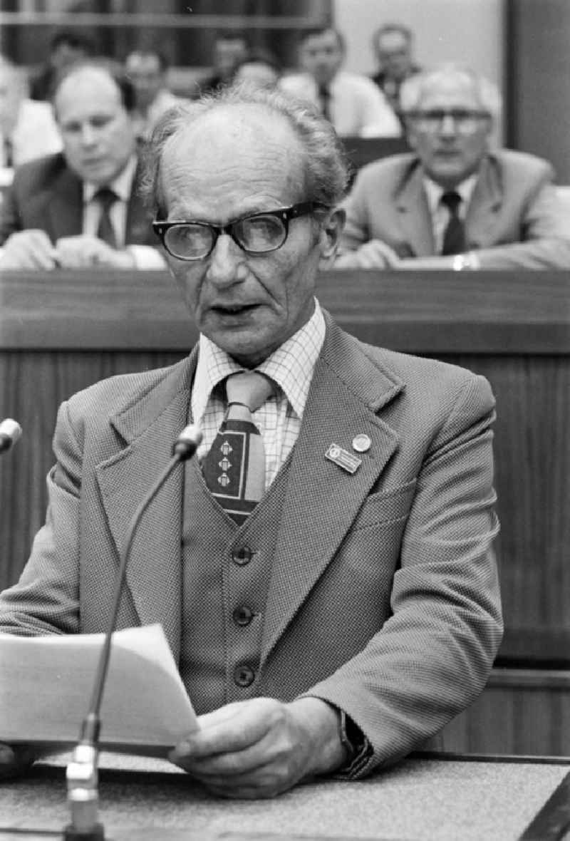 Erwin Fischer, master builder from Berlin - Prenzlauer Berg, as speaker and visitor at the exhibition '7th Building Conference' in the 'Great Hall of the Palace of the Republic' in the Mitte district of East Berlin in the territory of the former GDR, German Democratic Republic