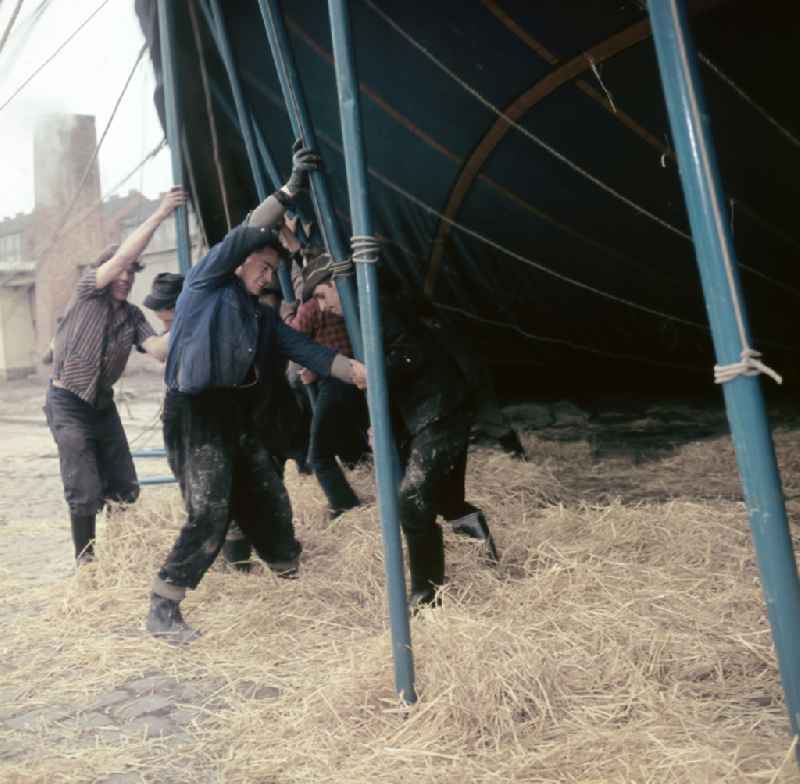 Tent erection by employees of Circus Busch in Berlin East Berlin in the territory of the former GDR, German Democratic Republic